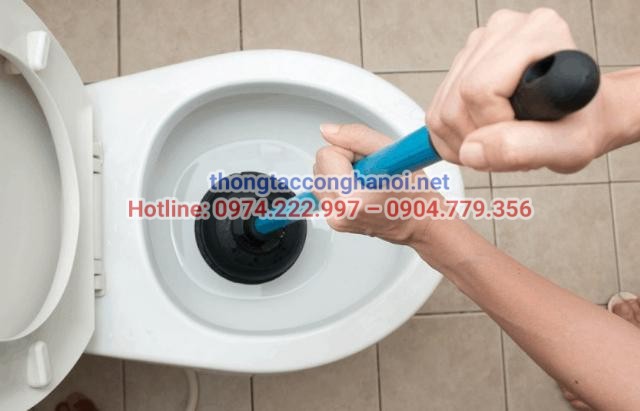 Thông cống nghẹt bằng pittong cao su