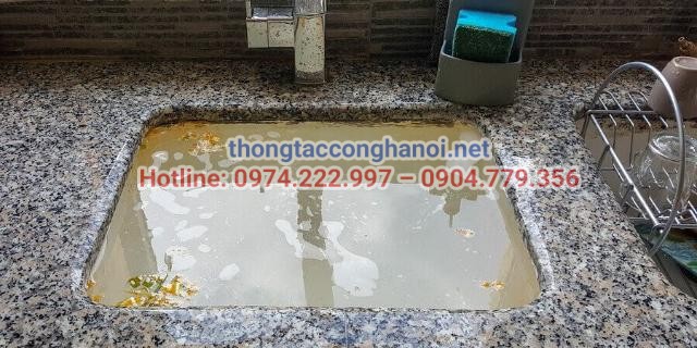 Đường ống bị tắc rác thải sinh hoạt