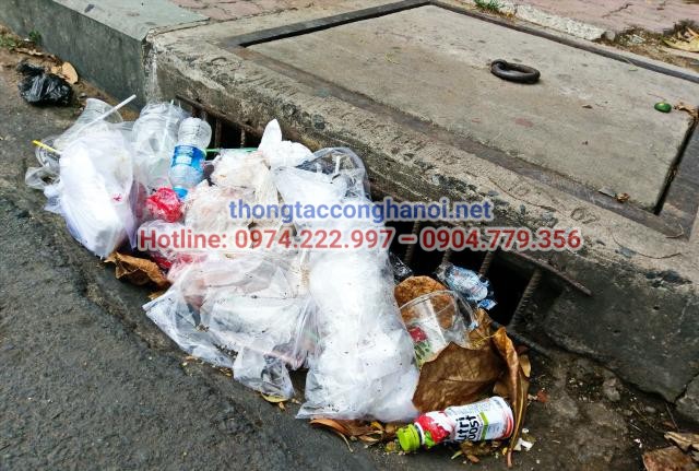 Không đổ rác thải xuống cống