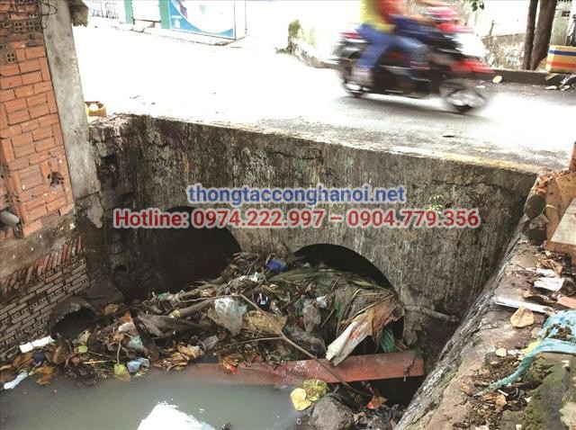 Cống bị tắt nghẽn bởi chất thải rắn