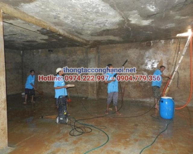 Dùng máy phun nước cao áp công nghiệp giúp cuốn trôi toàn bộ tạp chất li ti bám trên thành bể nước ngầm