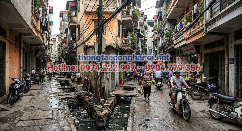 Ngõ nhỏ đông đúc tại quận Đống Đa với hệ thống thoát nước lâu năm cần được bảo trì định kỳ