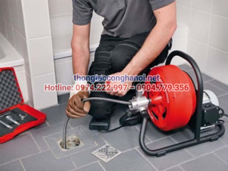 Máy lò xo công nghiệp có khả năng luồn sâu vào đường ống để phá vỡ các mảng cặn cứng đầu mà không cần đục phá.