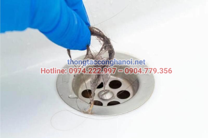 Chủ động lấy rác thải và tóc vụn ở miệng cống thường xuyên là thói quen tốt giúp phòng tránh tắc nghẽn hiệu quả tại nhà.