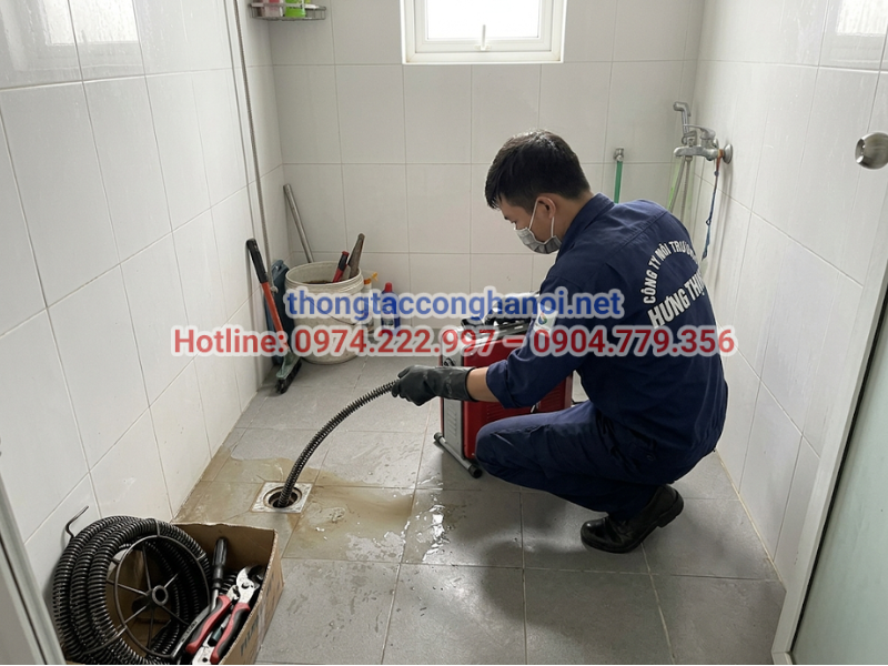 Kỹ thuật viên sử dụng máy móc chuyên dụng để đánh tan điểm tắc nhanh chóng mà hạn chế tối đa đục phá.