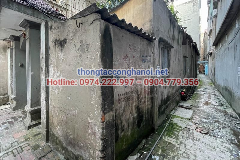 Đặc thù hạ tầng ngõ nhỏ, hẹp tại khu phố cổ Hoàn Kiếm khiến việc tiếp cận thi công xử lý cống tắc gặp nhiều khó khăn.