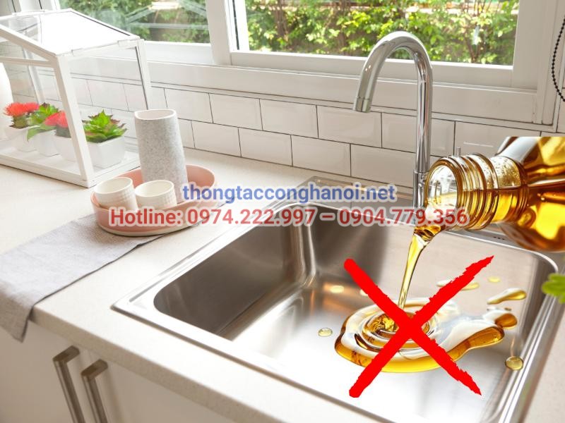 Không đổ dầu mỡ xuống cống hoặc bồn rửa chén