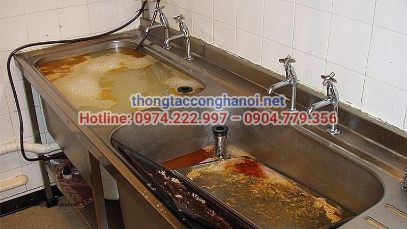 Cống bếp bị nghẹt dầu mỡ đóng bánh lâu ngày cần được xử lý triệt để bằng máy móc chuyên dụng thay vì lạm dụng hóa chất. 