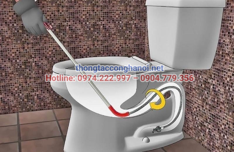Thợ Hưng Thịnh kiểm tra và xử lý bồn cầu bị nghẹt do giấy hoặc dị vật bằng dụng cụ chuyên dụng, đảm bảo vệ sinh cho công trình. 
