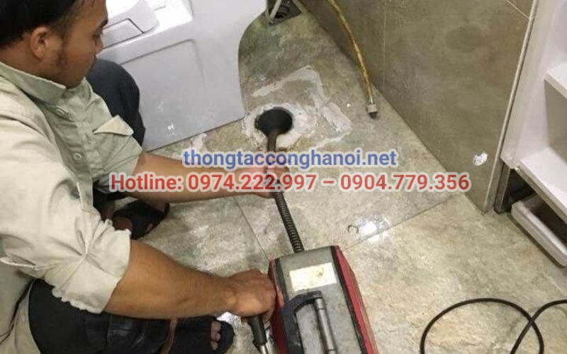 Hệ thống máy lò xo và máy áp lực nước hiện đại giúp phá tan mọi điểm tắc nghẽn, làm sạch mảng bám cứng đầu trong lòng ống. 